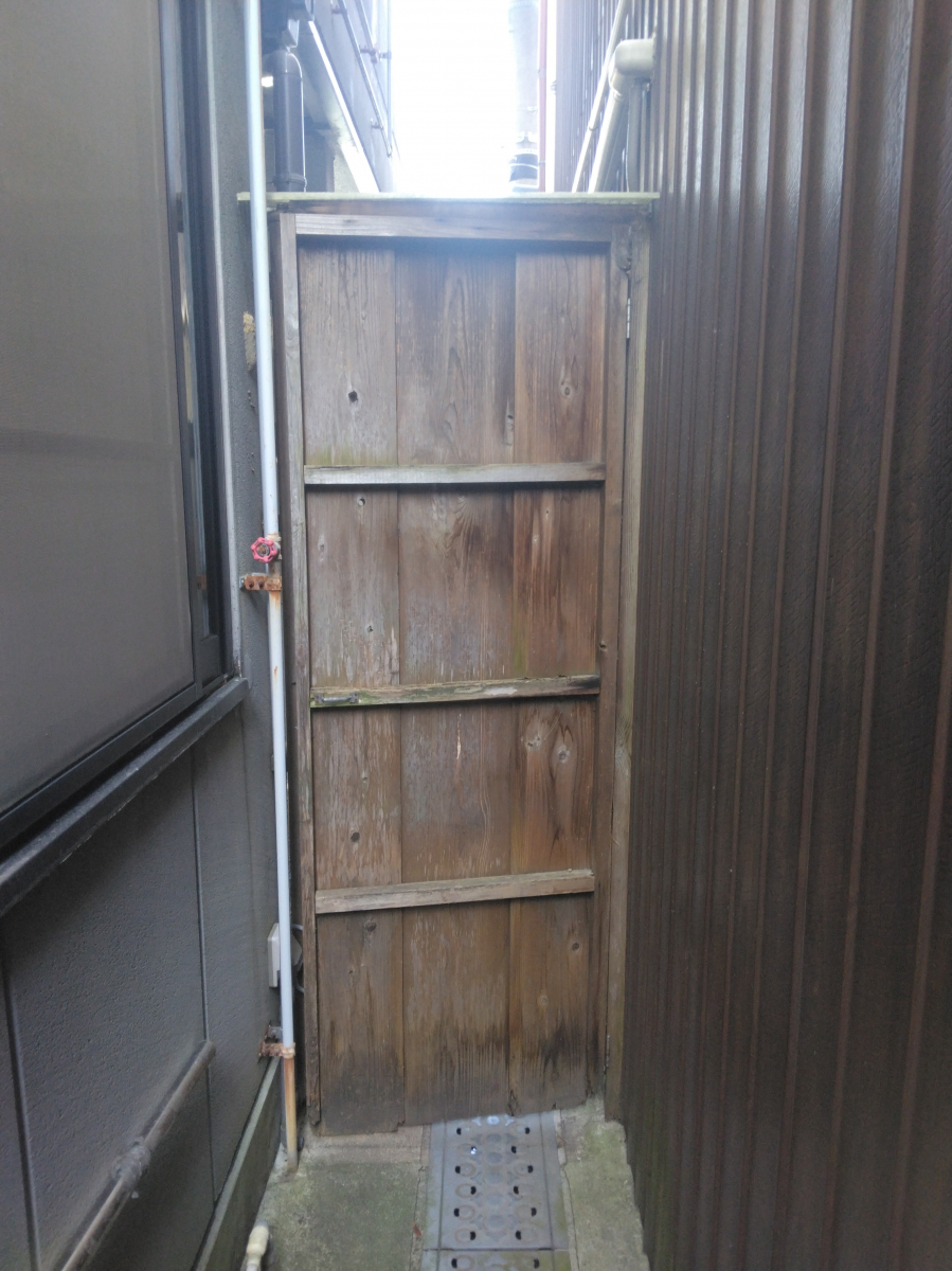 すまい：Ｒｅの0179　勝手口ドア取替工事　和歌山県橋本市細川の施工前の写真1
