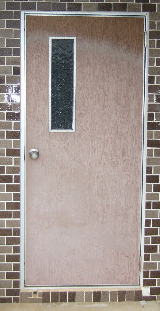 すまい：Ｒｅの0232　玄関ドアリフォーム工事　和歌山県橋本市学文路の施工前の写真1