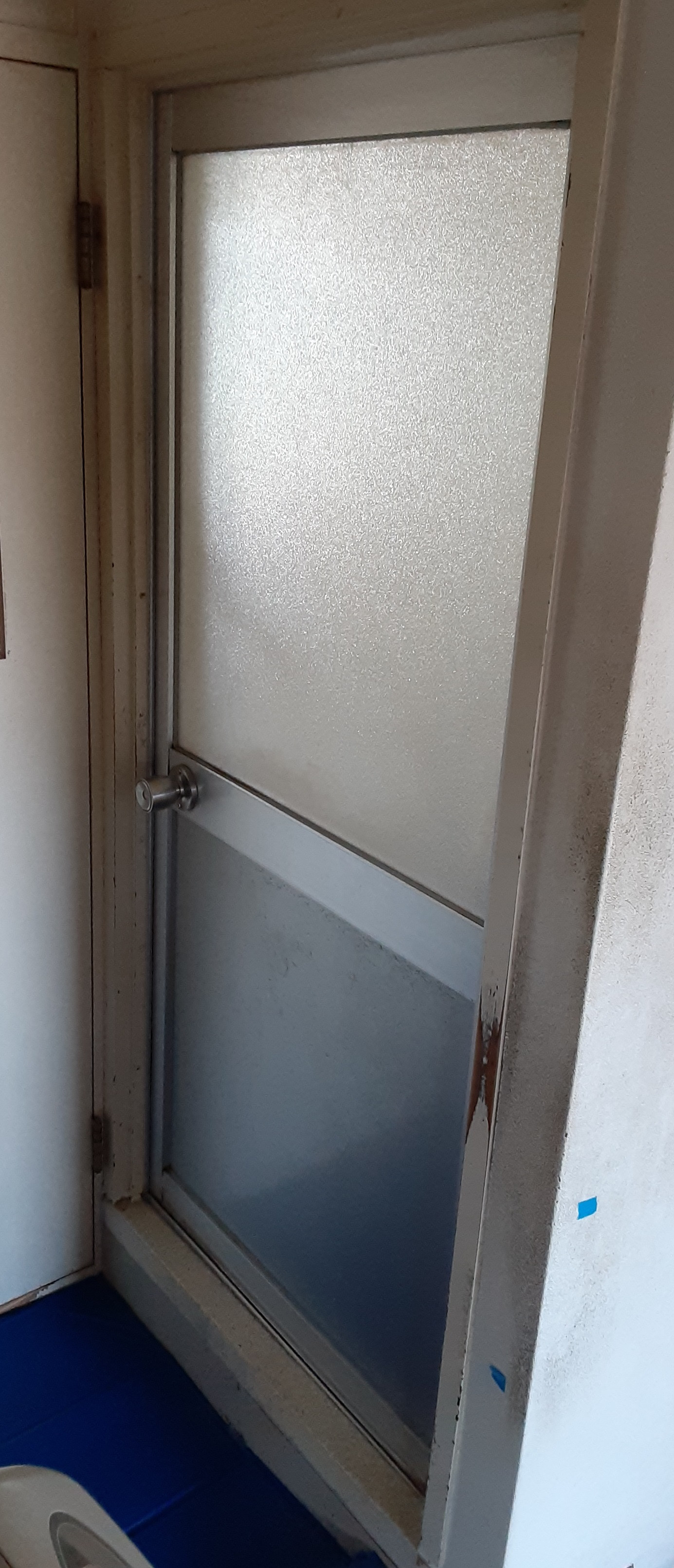 すまい：Ｒｅの0237　浴室ドア交換工事　和歌山県橋本市高野口町の施工前の写真1