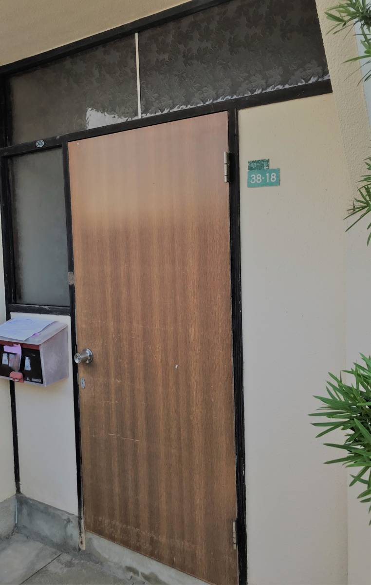 タナチョー筑紫通店の玄関ドアが古くなったのでカバー工法で新しく！の施工前の写真1