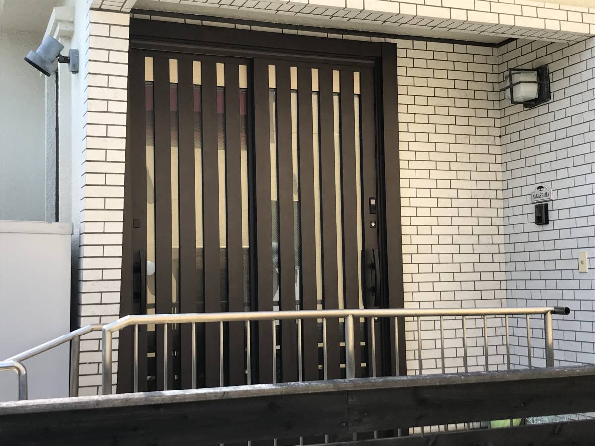 タナチョー筑紫通店の玄関ドアを引き戸にカバー工法の施工後の写真1