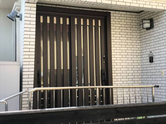 タナチョー筑紫通店の玄関ドアを引き戸にカバー工法施工事例写真1