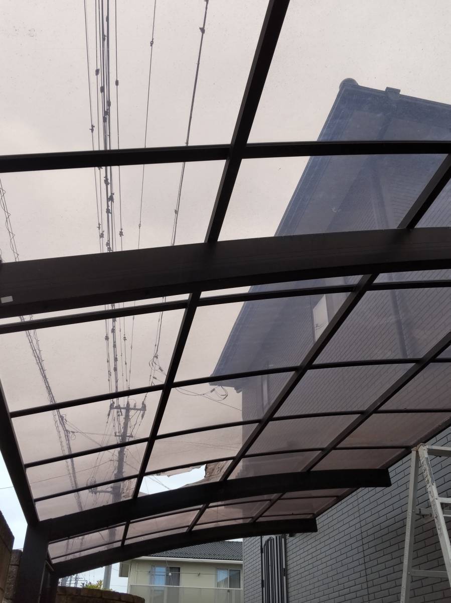 水戸トーヨー住器のひたちなか市　カーポート屋根交換工事の施工前の写真1