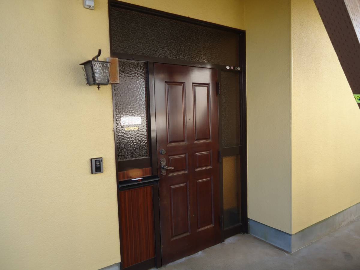 水戸トーヨー住器の茨城町　リシェント玄関ドア交換　通風タイプの施工前の写真1