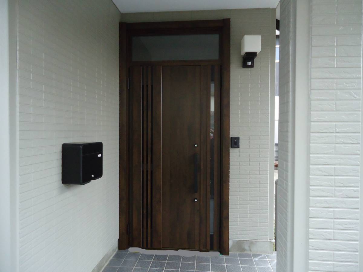 水戸トーヨー住器の常陸太田市　リシェント玄関ドア交換　ランマ付き採風の施工後の写真1