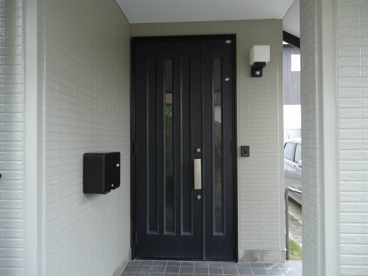 水戸トーヨー住器の常陸太田市　リシェント玄関ドア交換　ランマ付き採風の施工前の写真1
