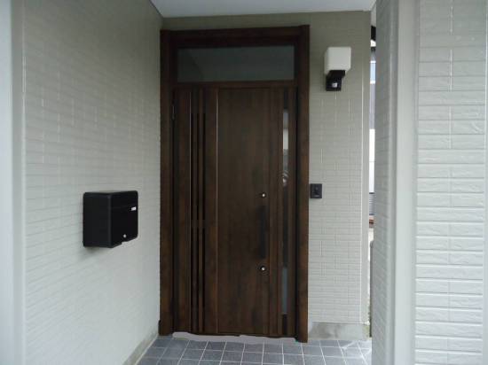 水戸トーヨー住器の常陸太田市　リシェント玄関ドア交換　ランマ付き採風施工事例写真1