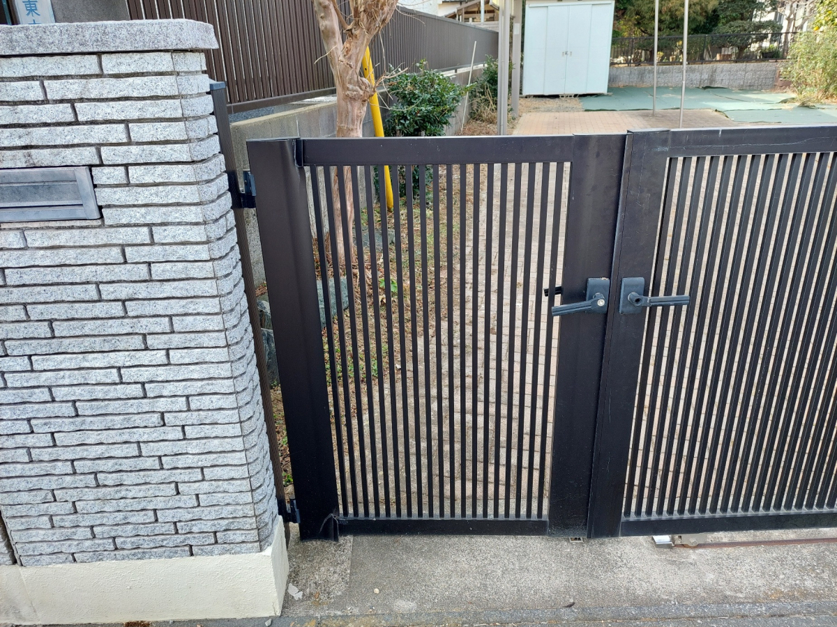 水戸トーヨー住器の日立市　引戸門扉修理工事の施工前の写真1