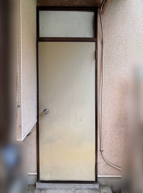 水戸トーヨー住器の常陸太田市　リシェント勝手口ドア工事の施工前の写真1