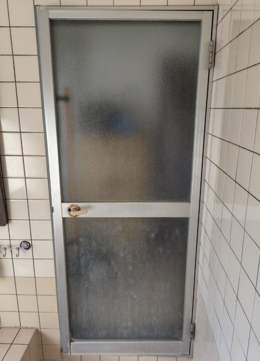 水戸トーヨー住器の水戸市　浴室ドア交換工事の施工前の写真1