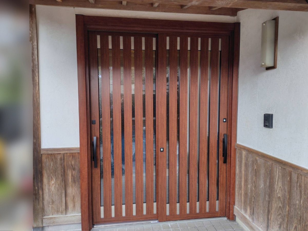 水戸トーヨー住器の常陸大宮市　リシェント玄関引戸工事の施工後の写真1