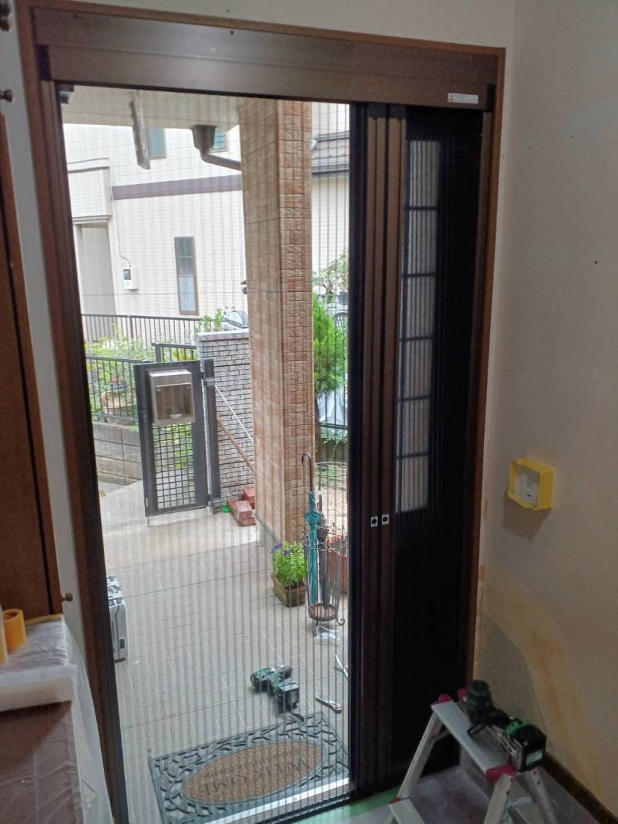 横浜トーヨー住器の後付網戸で玄関の換気もラクラクの施工前の写真1
