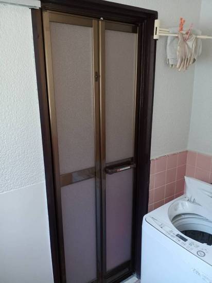 横浜トーヨー住器の古くなった浴室折戸もカバー工法で簡単工事施工事例写真1