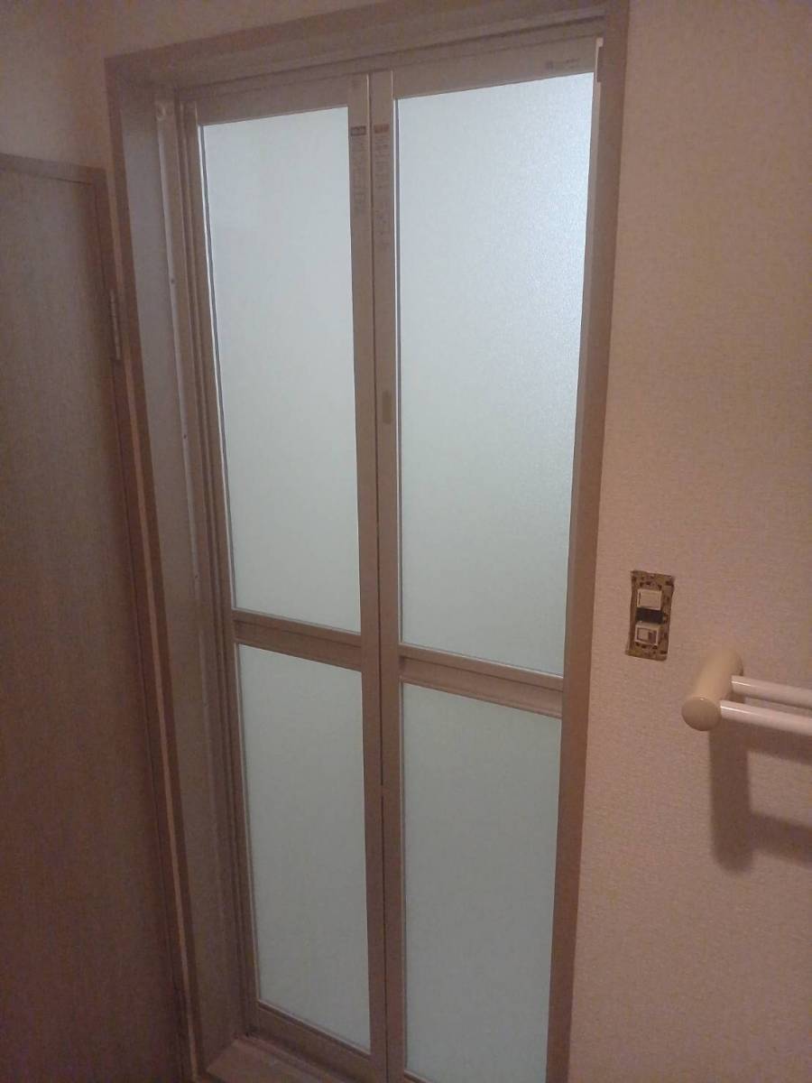 横浜トーヨー住器の浴室中折ドアの交換工事の施工後の写真1