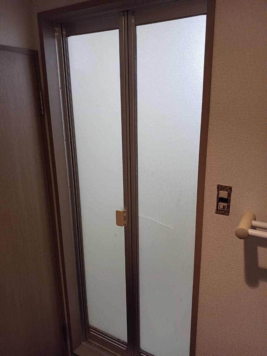 横浜トーヨー住器の浴室中折ドアの交換工事の施工前の写真1