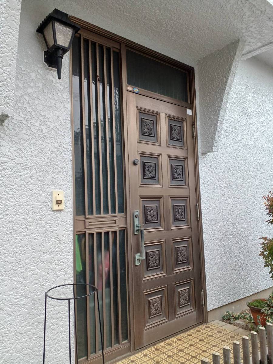 横浜トーヨー住器の玄関ドアのリフォーム「リシェント」の施工前の写真1