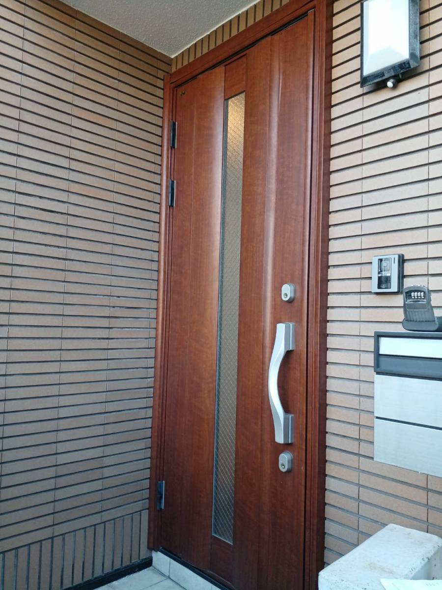 横浜トーヨー住器の玄関ドアリフォーム、リシェントの施工へ行ってきました。の施工前の写真1