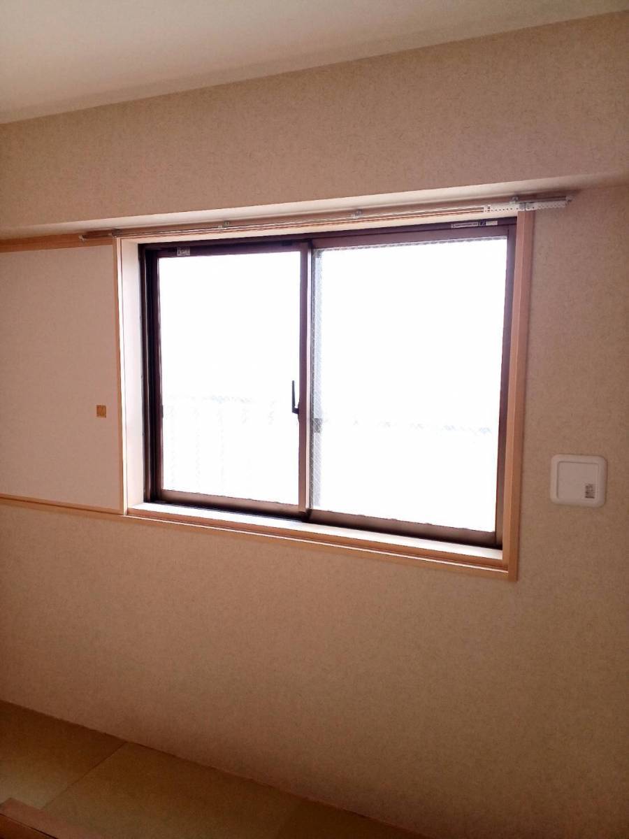 横浜トーヨー住器の和室の内窓には和紙調インプラスの施工前の写真1
