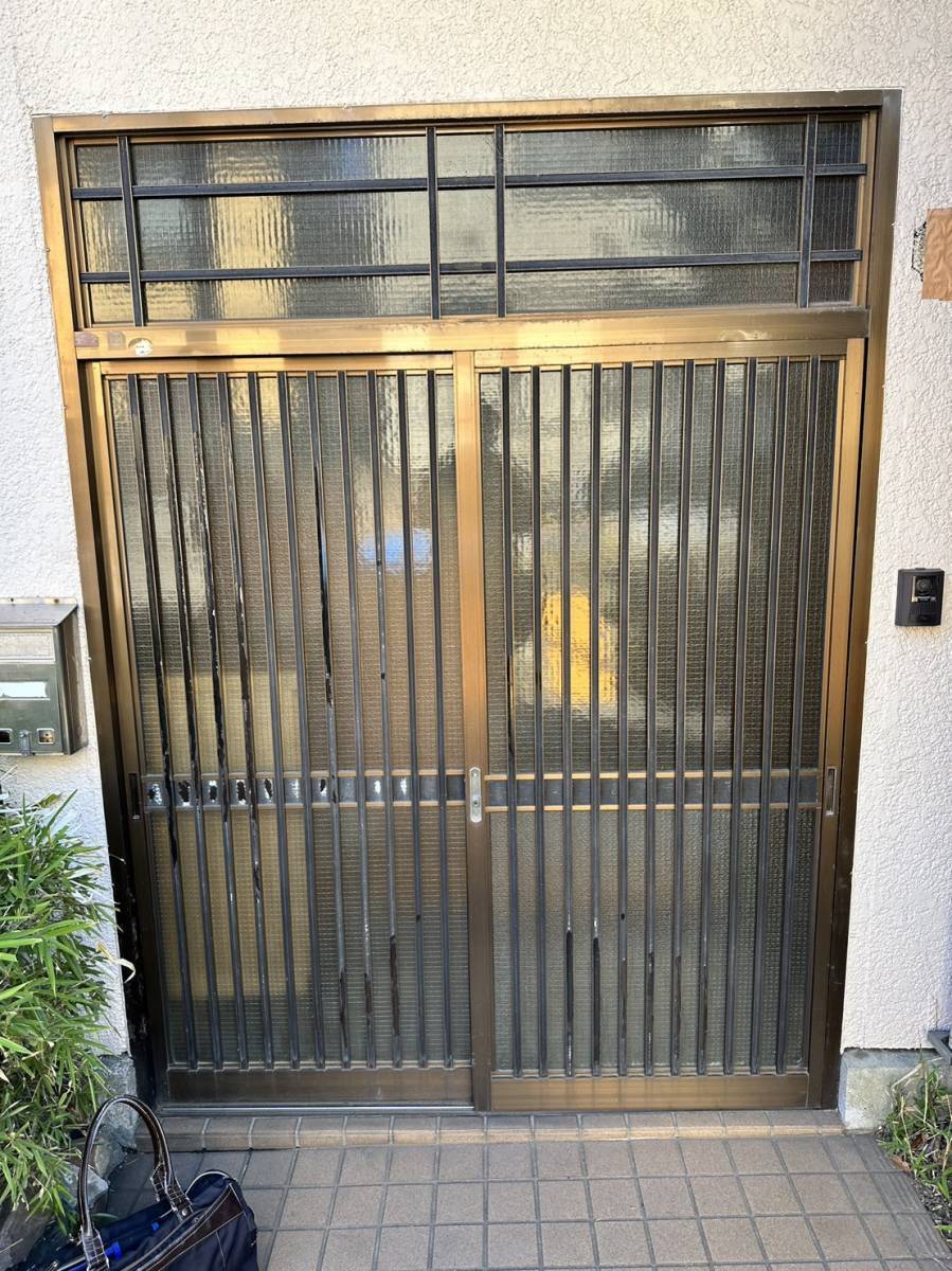 横浜トーヨー住器の1dayリフォーム「リシェント」で新しい玄関に！の施工前の写真1