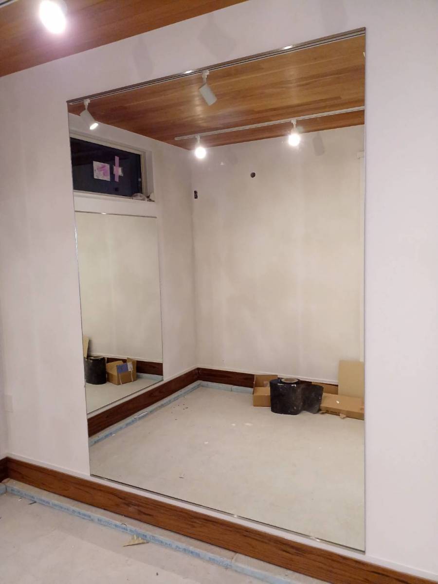 横浜トーヨー住器の新築現場にて鏡の設置工事に行ってきました。の施工後の写真1