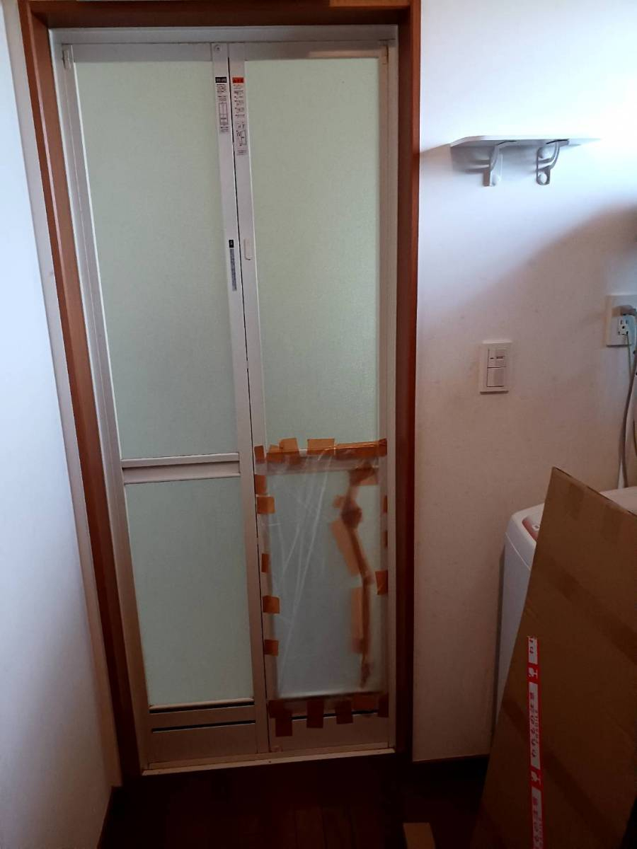 横浜トーヨー住器の浴室ドアのパネル交換へ行ってきました！の施工前の写真2