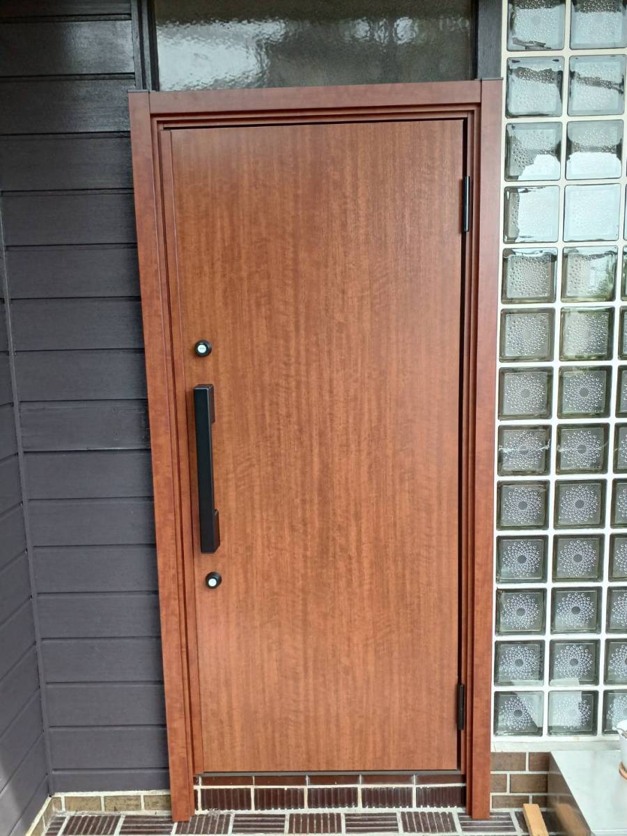 横浜トーヨー住器の玄関リフォーム～リシェント玄関ドア～の施工後の写真1