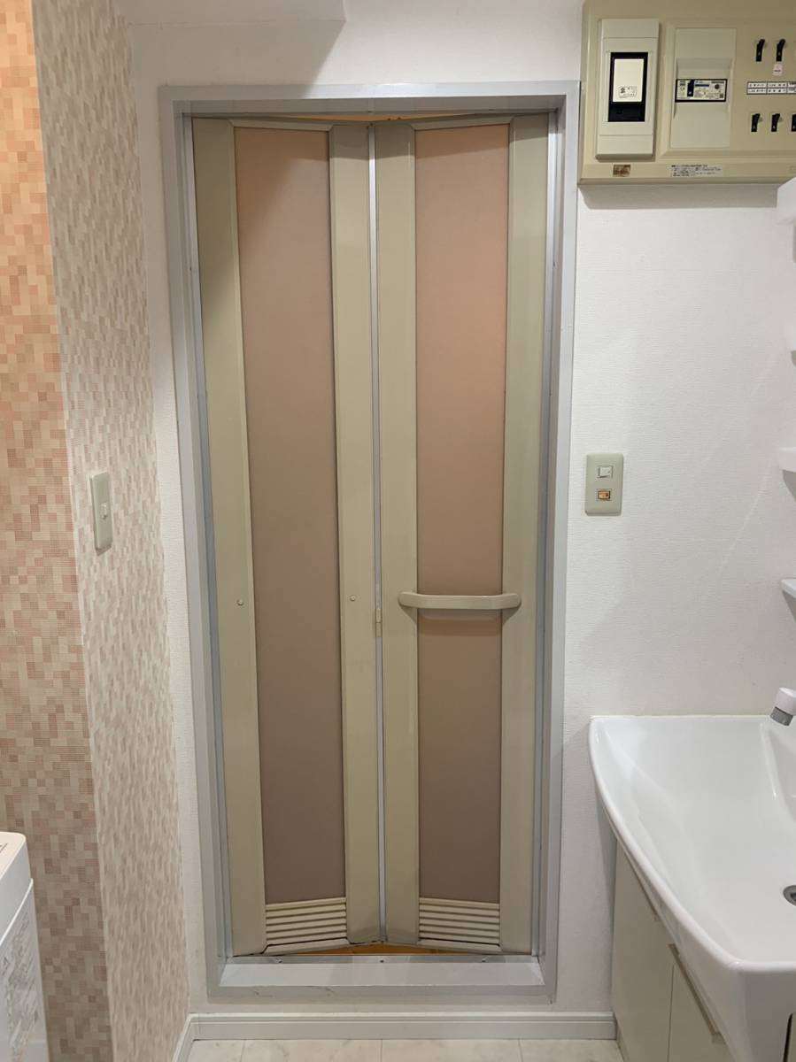 横浜トーヨー住器の浴室中折ドアの交換工事へ行ってきました。の施工前の写真1