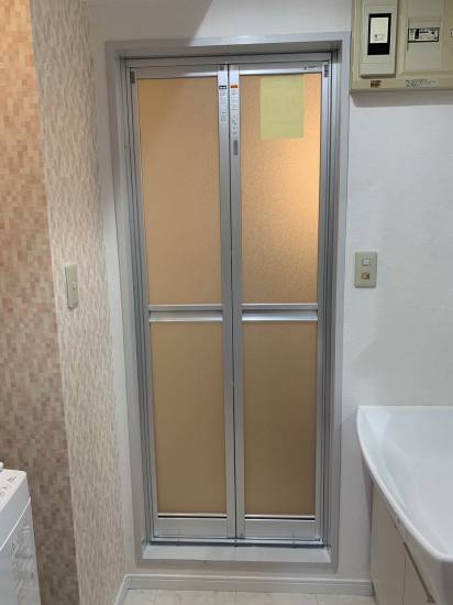 横浜トーヨー住器の浴室中折ドアの交換工事へ行ってきました。施工事例写真1