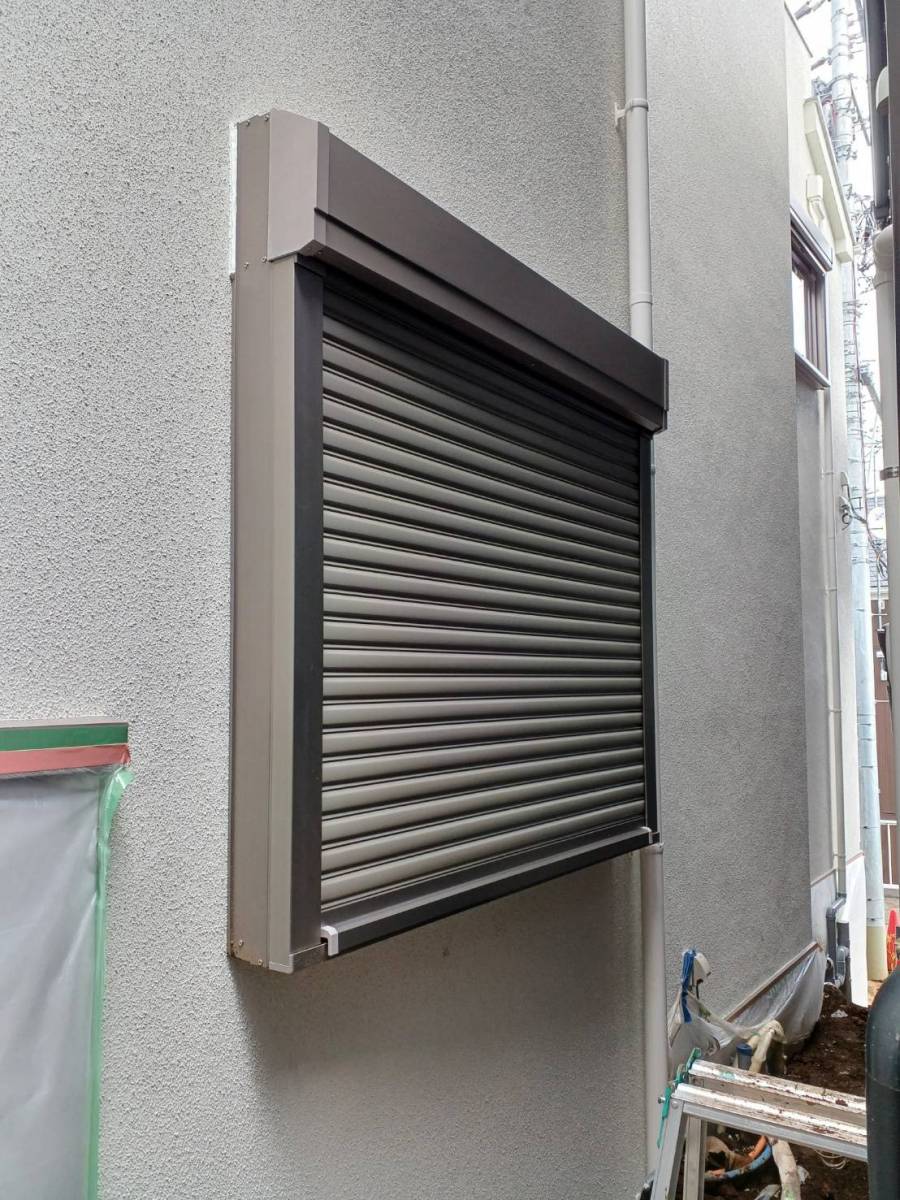 横浜トーヨー住器の今ある窓に防犯と安全を追加。リフォームシャッターの施工後の写真1