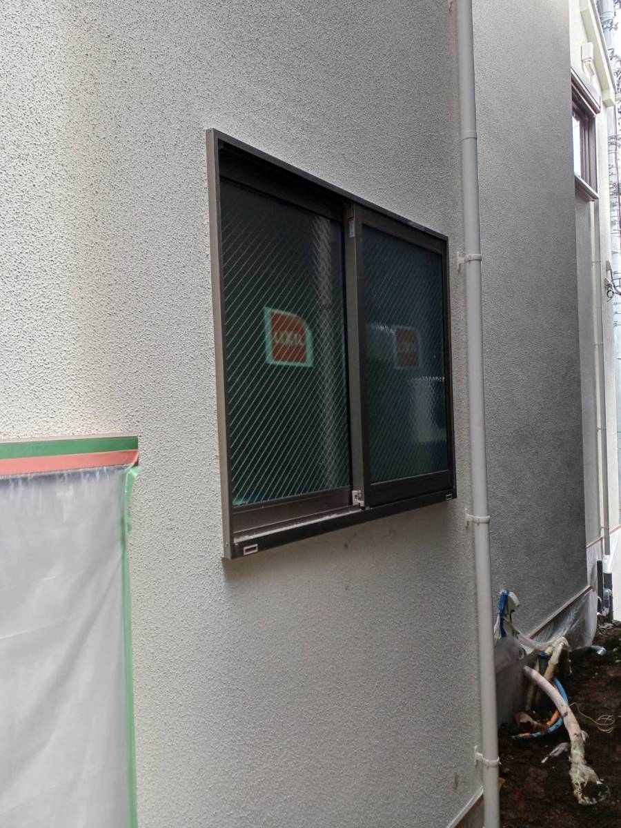 横浜トーヨー住器の今ある窓に防犯と安全を追加。リフォームシャッターの施工前の写真1