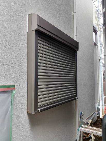 横浜トーヨー住器の今ある窓に防犯と安全を追加。リフォームシャッター施工事例写真1