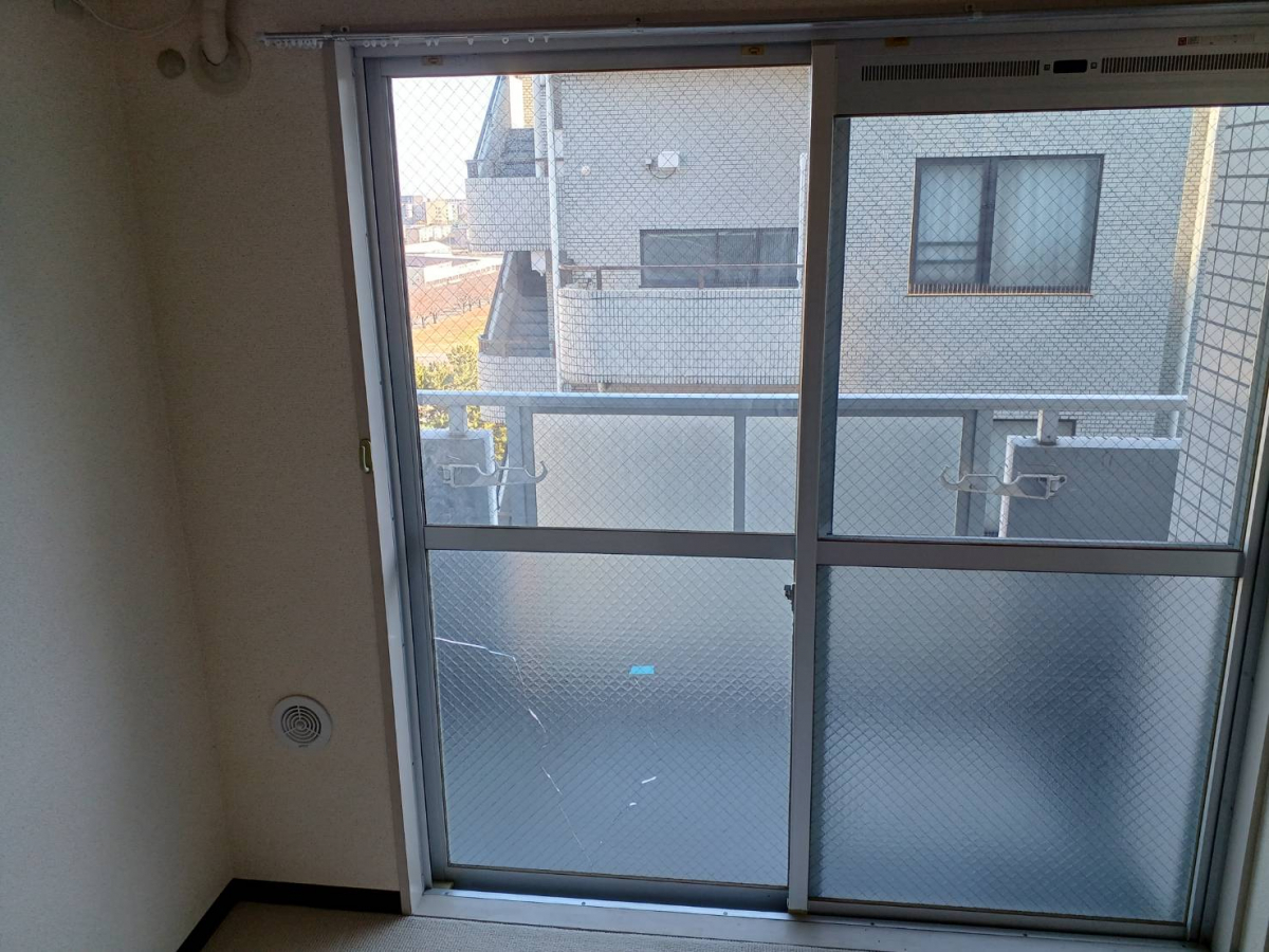 横浜トーヨー住器のガラス交換　破損の際やスタイルチェンジにの施工前の写真1