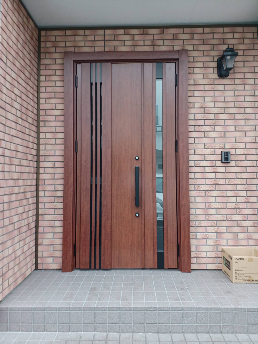 横浜トーヨー住器の家の顔である玄関を新しく　リシェントの施工後の写真1