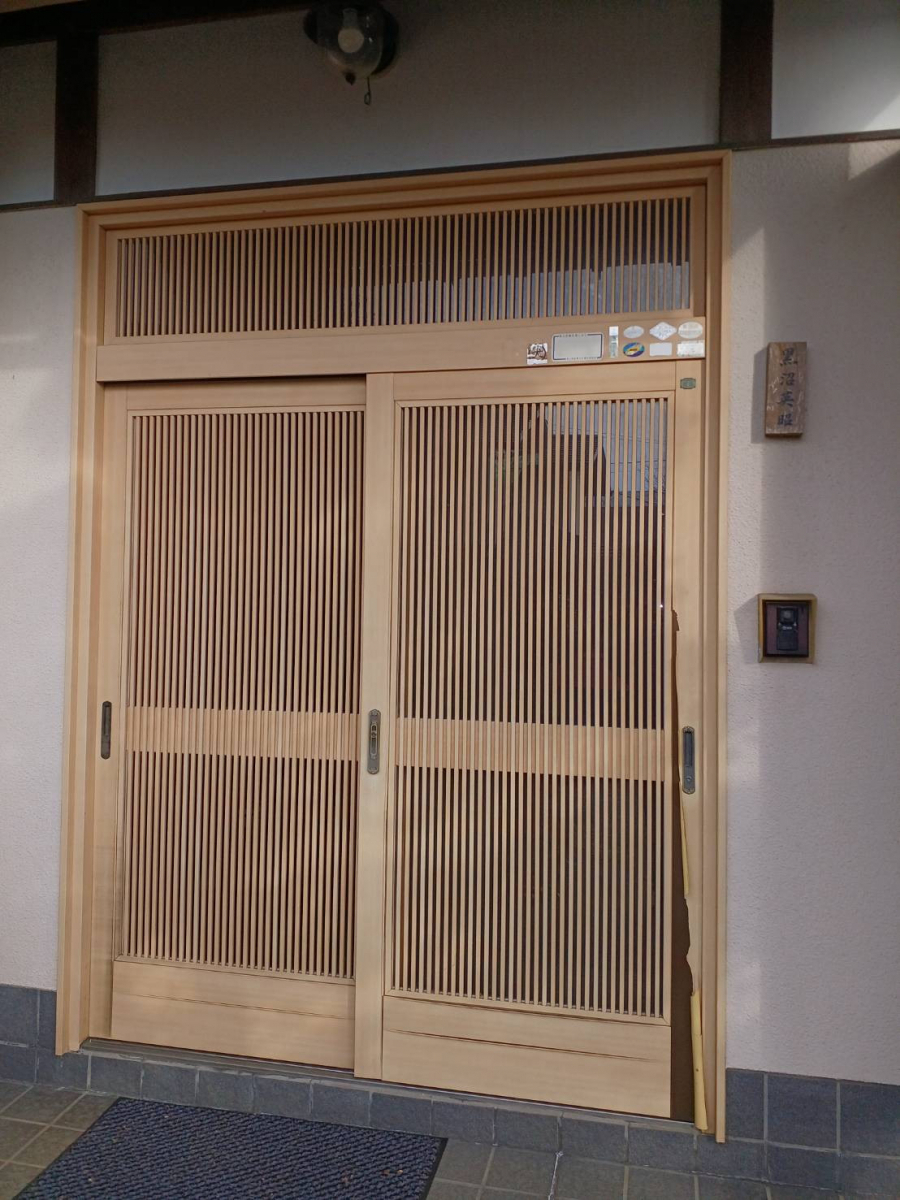 横浜トーヨー住器の古い玄関を新しくリフォームの施工前の写真1