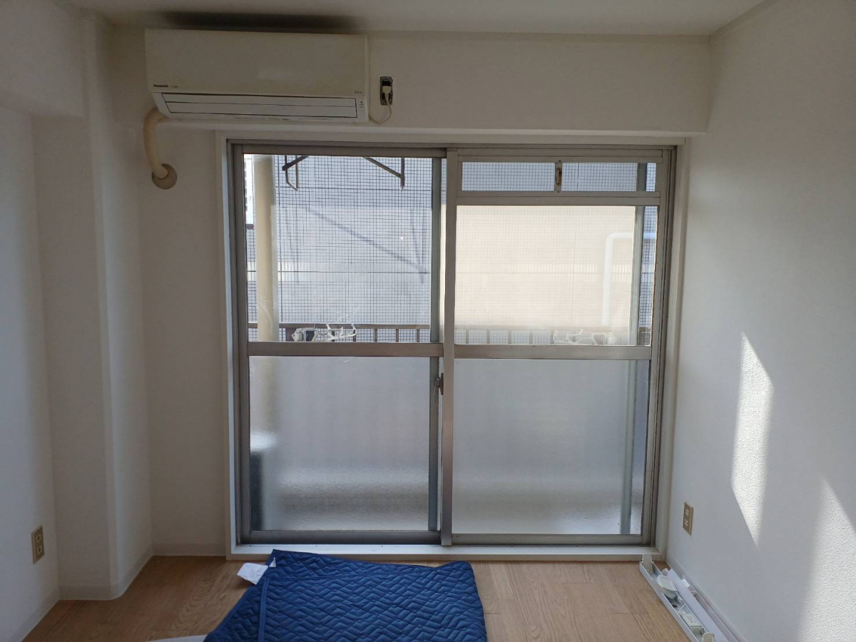 横浜トーヨー住器の内窓の取り付けで快適な生活の施工前の写真1