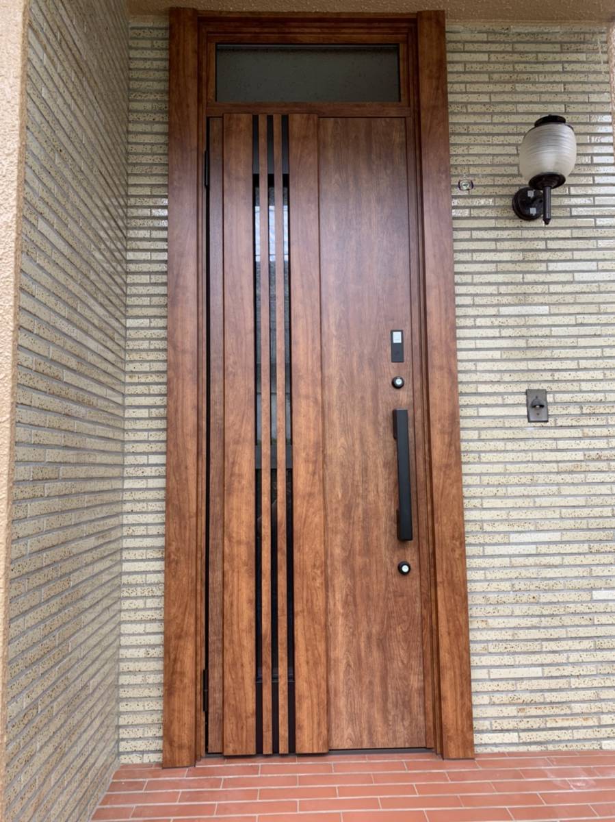 横浜トーヨー住器の玄関ドアリフォーム「リシェント」で光溢れる玄関に！の施工後の写真1