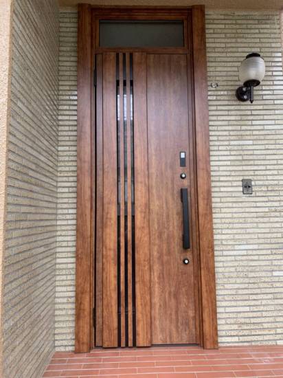 横浜トーヨー住器の玄関ドアリフォーム「リシェント」で光溢れる玄関に！施工事例写真1
