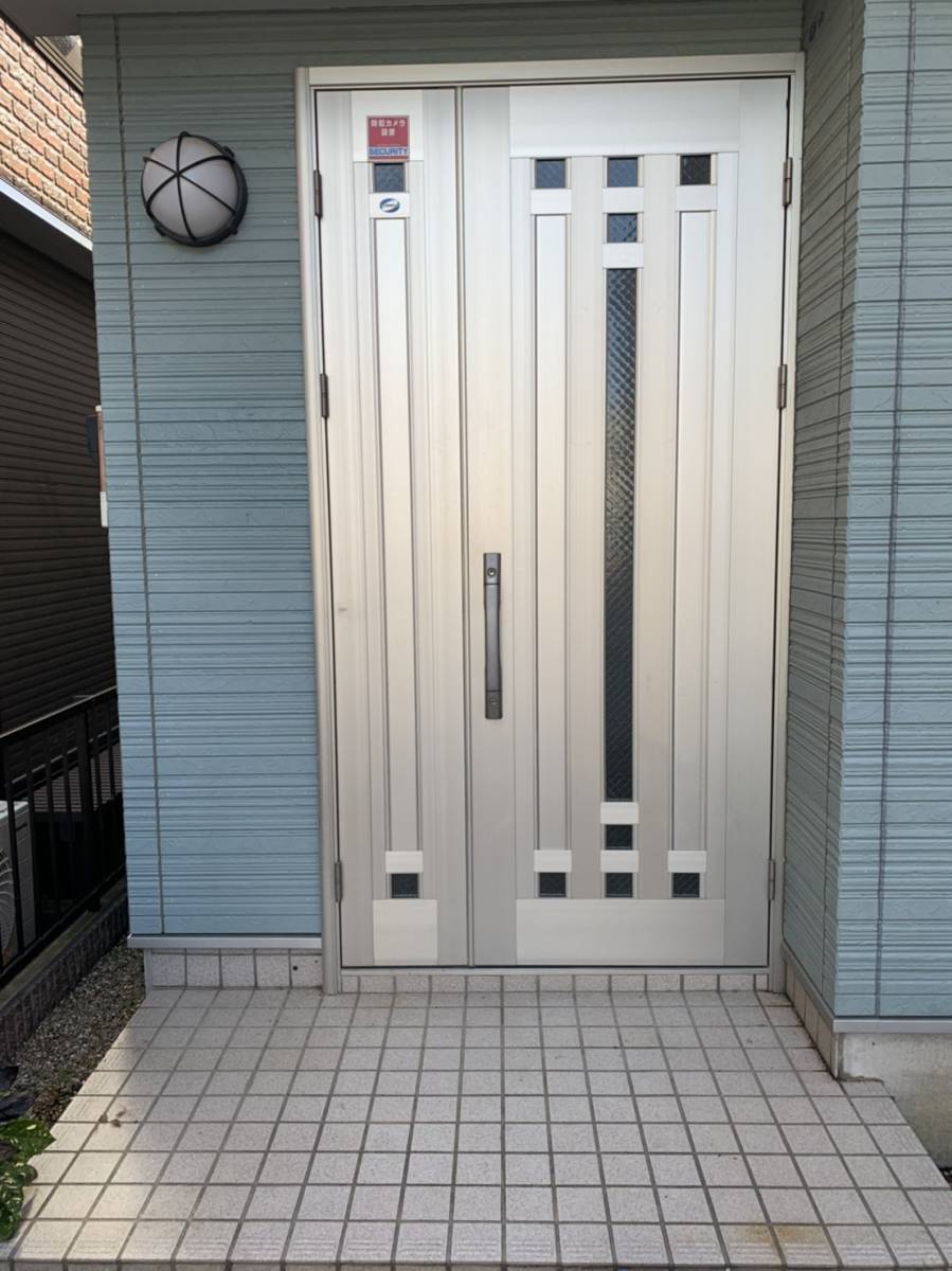 横浜トーヨー住器の玄関ドアリフォーム「リシェント」の施工前の写真1