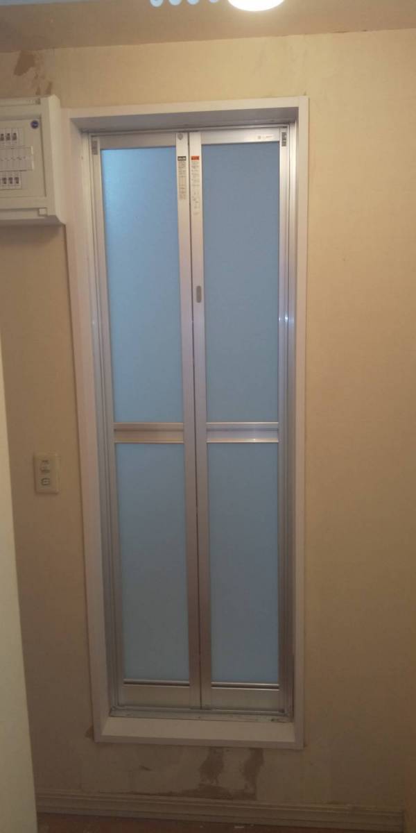横浜トーヨー住器のカバー工法で浴室ドアを新しくキレイに！の施工後の写真1