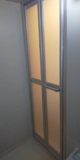 横浜トーヨー住器のカバー工法で浴室ドアを新しくキレイに！施工事例写真1