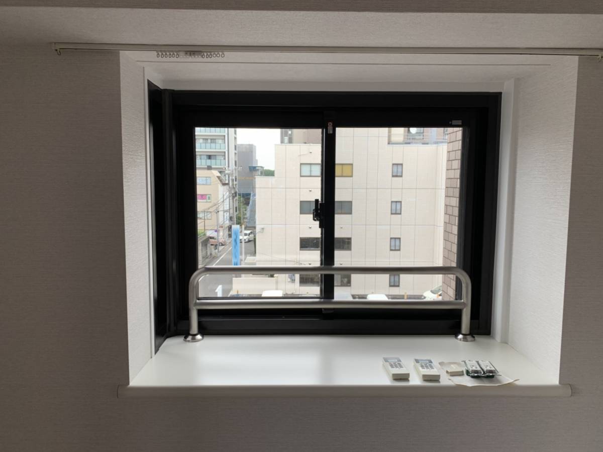 横浜トーヨー住器の内窓「インプラス」設置で断熱効果をアップ！の施工前の写真1