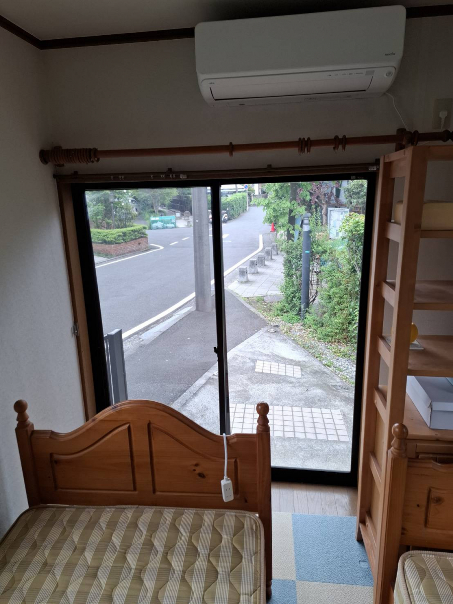 横浜トーヨー住器のインプラスの色の施工前の写真1