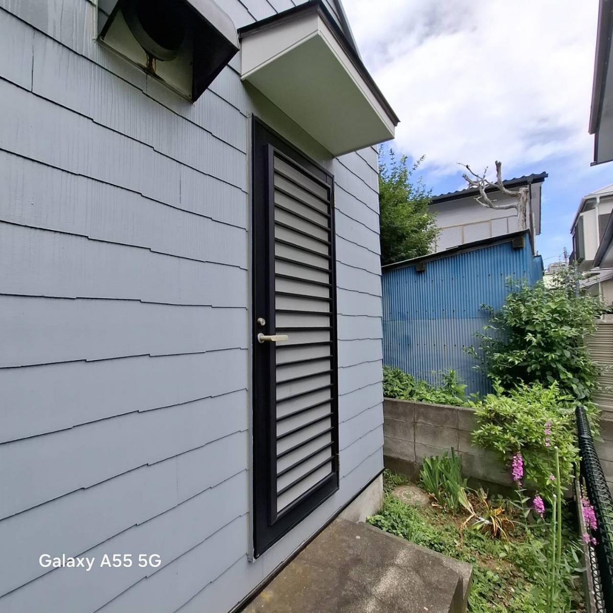横浜トーヨー住器の勝手口もカバー工事!の施工前の写真1