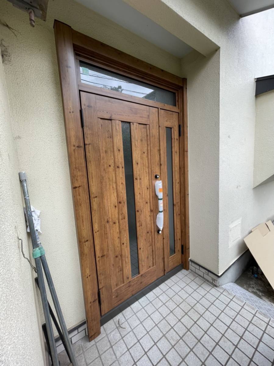 横浜トーヨー住器の1dayリフォーム「リシェント」で我が家の玄関をイメージチェンジ！の施工後の写真1