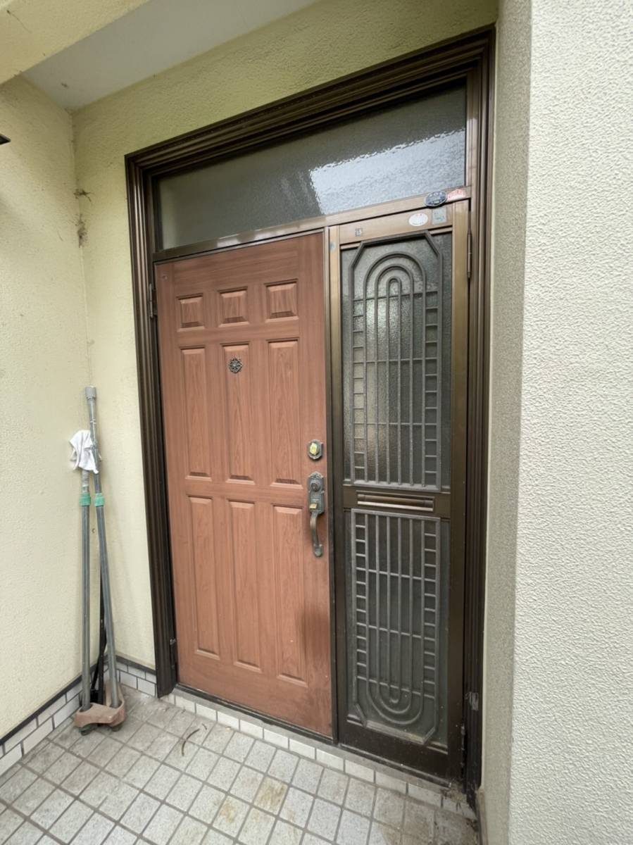 横浜トーヨー住器の1dayリフォーム「リシェント」で我が家の玄関をイメージチェンジ！の施工前の写真1