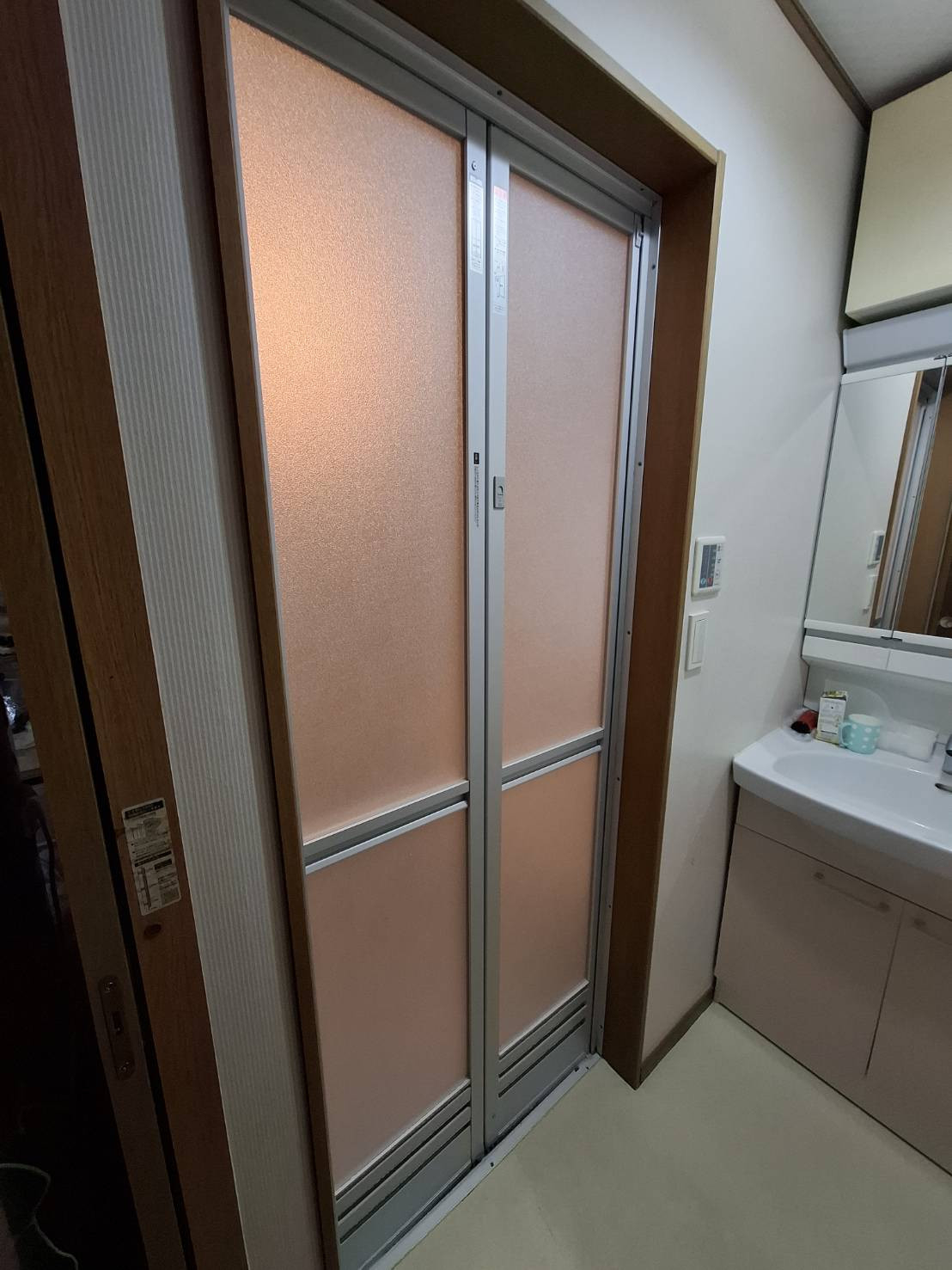 横浜トーヨー住器の浴室のドアの交換工事報告です。の施工後の写真1