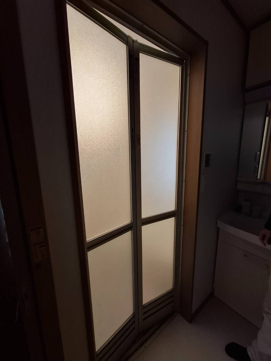 横浜トーヨー住器の浴室のドアの交換工事報告です。の施工前の写真1