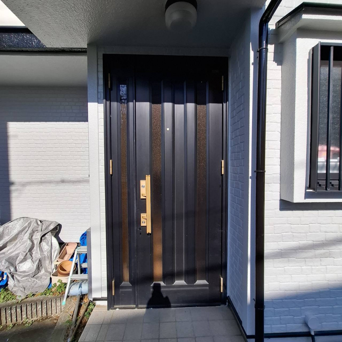 横浜トーヨー住器の玄関カバー工事の施工前の写真1