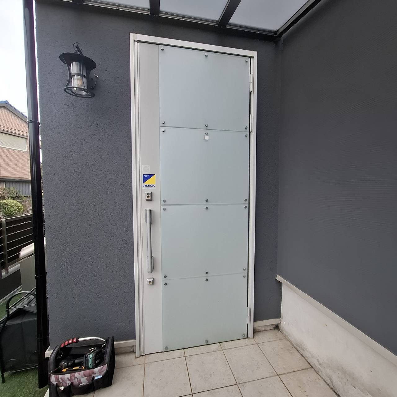 横浜トーヨー住器の玄関ドア交換工事の施工前の写真1