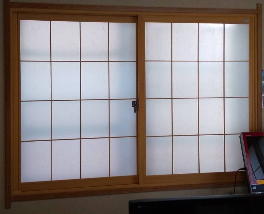 横浜トーヨー住器の和室に合わせた内窓。和紙調硝子のインプラスの施工後の写真1